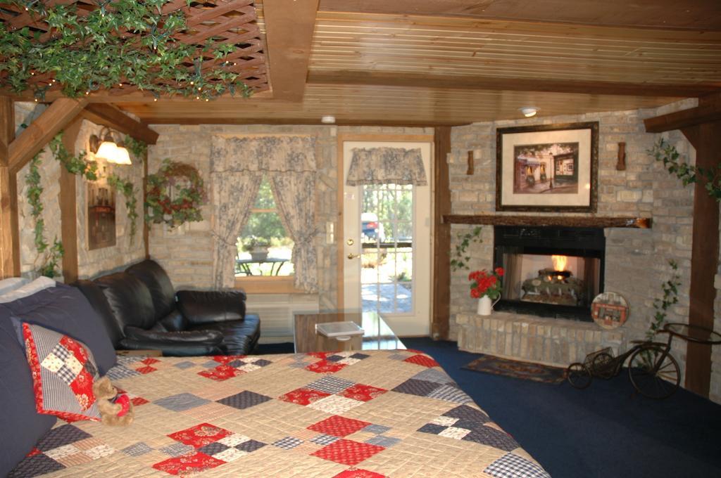 Lazy Cloud Bed & Breakfast Williams Bay Room photo