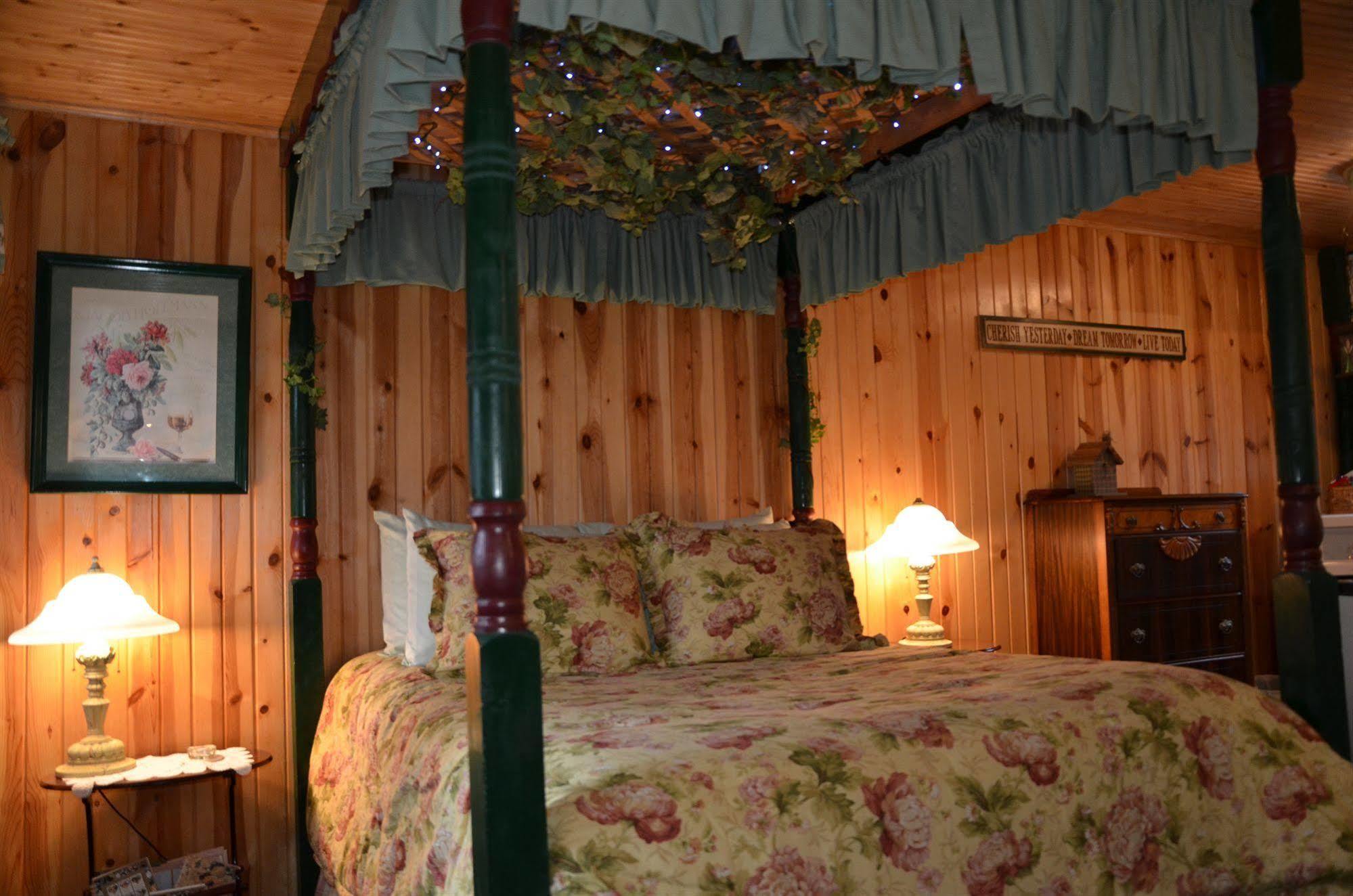 Lazy Cloud Bed & Breakfast Williams Bay Exterior photo